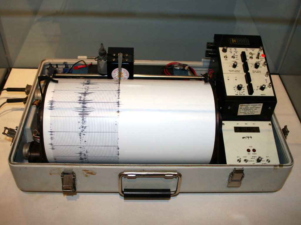 Pendeteksi Gempa: Perbedaan Seismograf, Seismometer, dan Seismogram